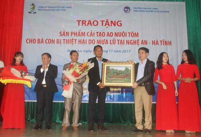 Tặng chất cải tạo hồ nuôi tôm sau bão lũ cho người dân Nghệ An và Hà Tĩnh - 1 Trường Đại học Vinh tặng hoa, quà kỷ niệm cho Công ty Sitto Việt Nam.