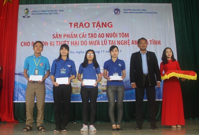 Tặng chất cải tạo hồ nuôi tôm sau bão lũ cho người dân Nghệ An và Hà Tĩnh - 2 Tặng chất cải tạo hồ nuôi tôm sau bão lũ cho người dân Nghệ An và Hà Tĩnh - 2