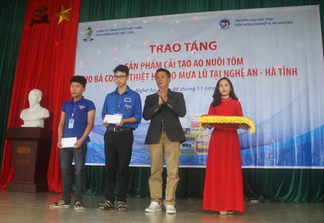 Tặng chất cải tạo hồ nuôi tôm sau bão lũ cho người dân Nghệ An và Hà Tĩnh - 3 Tại buổi lễ, Công ty Sitto Việt Nam và Công ty Tín Việt trao tặng quà cho 7 em sinh viên có hoàn cảnh khó khăn, vươn lên trong học tập.