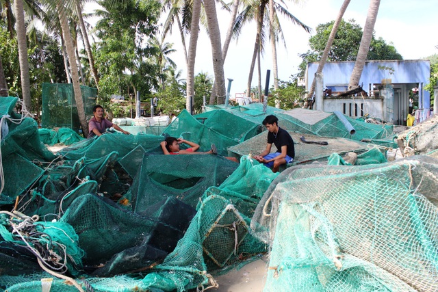 Rơi nước mắt chứng kiến gần 10.000 lồng tôm hùm bị bão cuốn bay - 5
Người dân thất thần nhìn đống đổ nát hoang tàn
