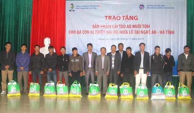 Tặng chất cải tạo hồ nuôi tôm sau bão lũ cho người dân Nghệ An và Hà Tĩnh - 4 Công ty Sitto Việt Nam trao tặng 126 suất quà cho 126 hộ dân nuôi tôm bị thiệt hại sau mưa lũ.