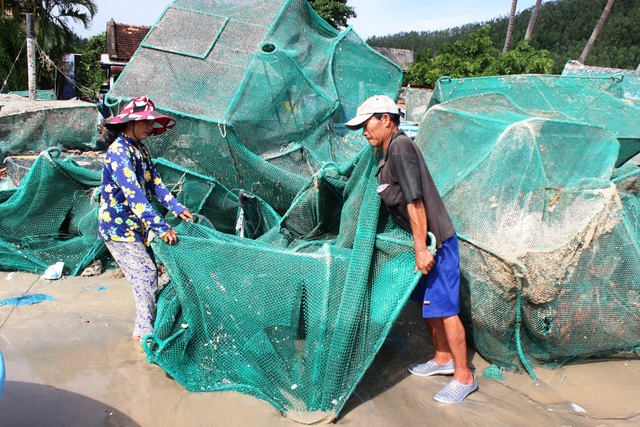 Rơi nước mắt chứng kiến gần 10.000 lồng tôm hùm bị bão cuốn bay - 6
Hai vợ chồng ông Trần Xuân Long đang khiêng 1 chiếc lồng bị sóng đánh méo mó để về sửa sang lại. Ông cho biết gia đình nuôi 4.000 tôm hùm xanh, số tôm này đã trôi theo lũ làm thiệt hại 250 triệu đồng. Tôi nuôi ít nên thiệt hại trăm triệu chứ người dân ở đây toàn thiệt hại tiền tỷ, ông nói.