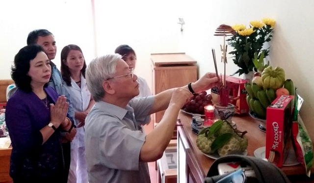 Tổng Bí thư: “Lịch sử không bao giờ quên những người có công với đất nước” - 1
Tổng Bí thư thắp hương cho các liệt sĩ tại Trung tâm nuôi dưỡng và điều dưỡng người có công số 2 Hà Nội