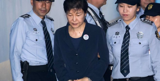 Hàn Quốc phát hiện thêm tài liệu buộc tội cựu Tổng thống Park Geun-hye - 2 Cựu tổng thống Park Geun-hye được đưa tới phiên tòa xét xử (Ảnh: BBC)