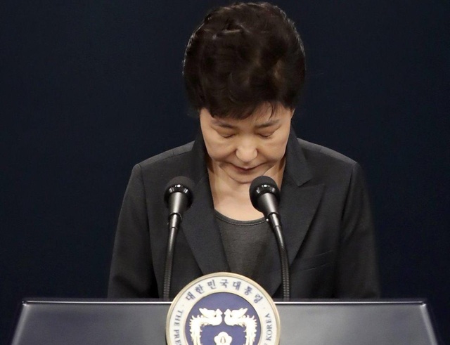 Tổng thống Hàn Quốc chính thức bị phế truất - 1
Tổng thống Park Geun-Hye xin lỗi toàn dân trên truyền hình năm ngoái. (Ảnh: Yonhap)