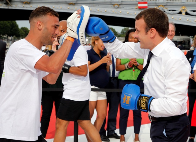Tổng thống Pháp “lăn xả” trong trận đấu quần vợt trên xe lăn - 6 Tổng thống Macron đeo găng tay đấu quyền anh với một vận động viên (Ảnh: Reuters)