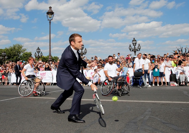 Đông đảo người dân đã cổ vũ cho Tổng thống Macron trong trận đấu quần vợt (Ảnh: Reuters)