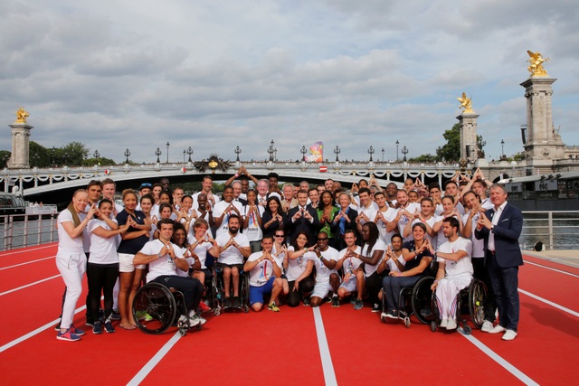 Ông Macron chụp ảnh cùng các vận động viên tham gia ngày hội Olympic trong chiến dịch vận động đăng cai của Pháp (Ảnh: Reuters)