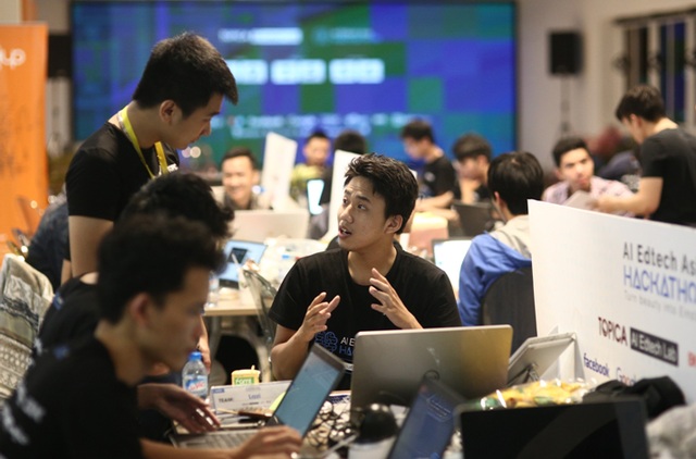 TOPICA AI Edtech Asia Hackathon 2017: Khi AI len lỏi vào từng ngách cuộc sống - 2 Trong giờ thi đấu tại TOPICA AI Edtech Asia Hackathon 2017.
