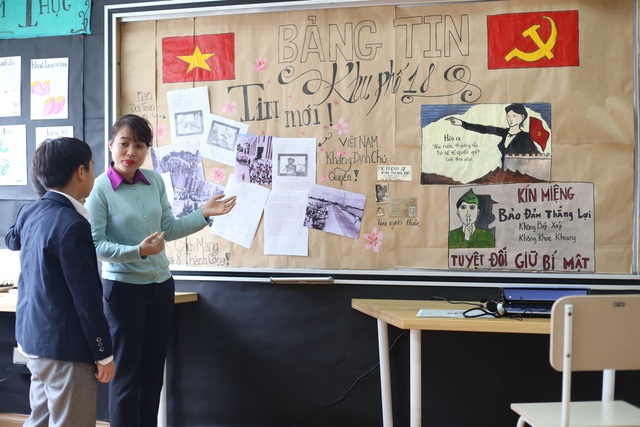 Cô Nguyễn Thị Tâm Hiền - giáo viên Văn, chủ nhiệm dự án đang thuyết trình về khu vực trưng bày “Bảng thông tin”.