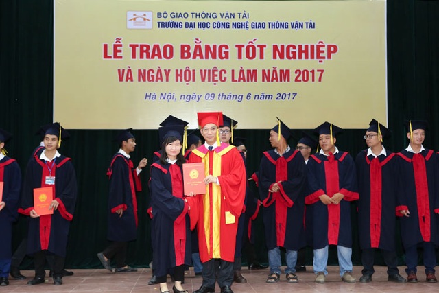 
PGS.TS. Đào Văn Đông trao bằng tốt nghiệp cho sinh viên năm 2017
