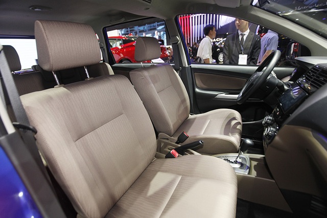 Toyota Avanza - Đừng thách thức khách hàng Việt - 13 Hàng ghế trước không có bệ tì tay cho người lái