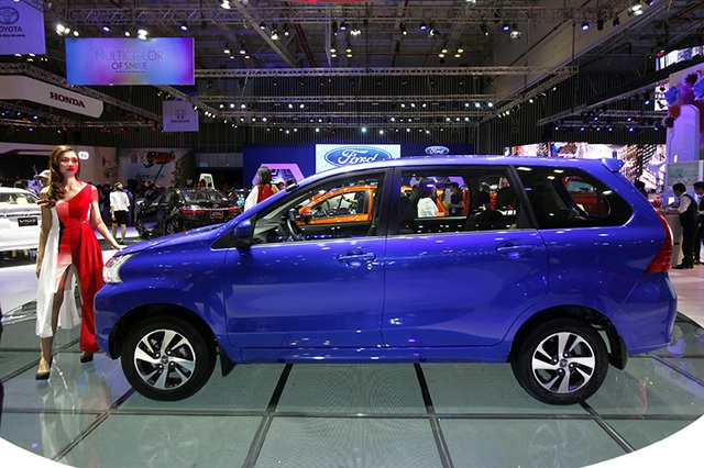 Toyota Avanza - Đừng thách thức khách hàng Việt - 6
Không những ngắn hơn, Avanza có chiều rộng và chiều cao khá khiêm tốn (khoảng 20cm mỗi chiều), sử dụng vành hợp kim 14).