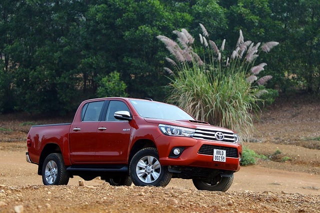 Cả tháng 9/2017 Toyota chỉ bán được 4 chiếc Hilux - 1 Toyota Hilux rơi đáy ở phân khúc bán tải ít nhất trong 3 tháng gần đây.