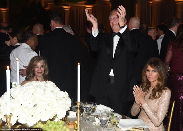 Ông Donald Trump tuyên thệ nhậm chức, trở thành tổng thống thứ 45 của Mỹ - 31
Gia đình Tổng thống đắc cử Trump dự dạ tiệc thắp nến tri ân những nhà tài trợ tối 19/1. (Ảnh: Dailymail)
