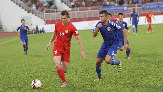 Đội bóng của Công Vinh may mắn có điểm ở ngày khai màn V-League - 2 Tiền đạo Dyachenko (10) bị phong toả khá chặt (ảnh: Trọng Vũ)