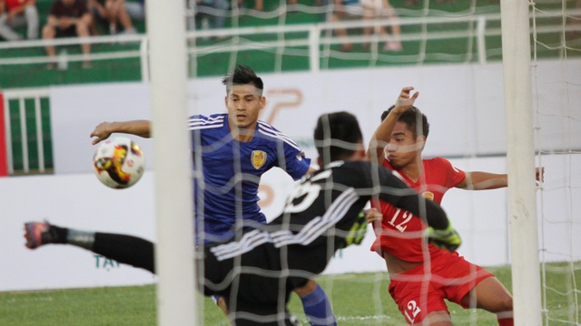 Đội bóng của Công Vinh may mắn có điểm ở ngày khai màn V-League - 3 Một tình huống sóng gió của trận cầu này (ảnh: Trọng Vũ)