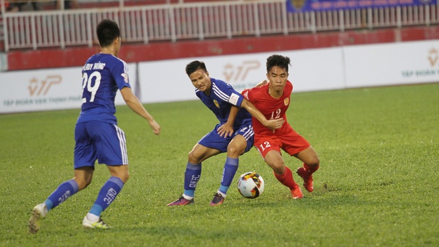 Đội bóng của Công Vinh may mắn có điểm ở ngày khai màn V-League - 1 CLB TPHCM (áo đỏ) có trận đấu không hề dễ dàng trước Quảng Nam (ảnh: Trọng Vũ)