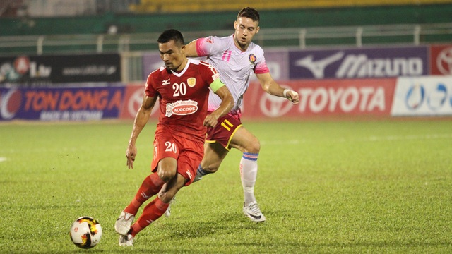 Sài Gòn FC thắng đội bóng của Công Vinh trong trận derby TPHCM - 3 Hàng thủ của CLB TPHCM nhiều lần bị khoang thủng trong trận này (ảnh: Trọng Vũ)