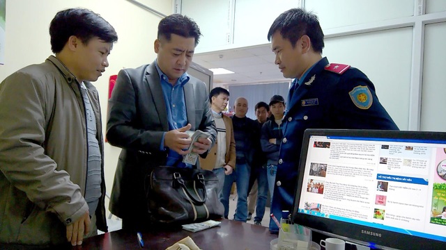Tài xế taxi trả lại 14.000 USD khách bỏ quên trên xe - 1 Ông Park (giữa) nhận lại số tài sản để quên trên xe taxi.