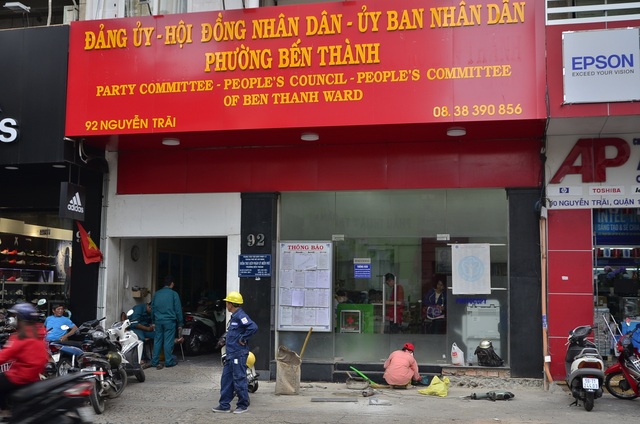 Tiểu thương chợ Dân Sinh đồng loạt trả lại vỉa hè - 3
Trụ sở phường Bến Thành, quận 1 là cơ quan nhà nước đi tiên phong trong việc đập bỏ bậc tam cấp lấn chiếm vỉa hè