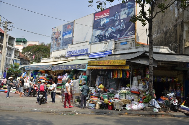 Tiểu thương chợ Dân Sinh đồng loạt trả lại vỉa hè - 7 Tiểu thương chợ Dân Sinh đồng loạt trả lại vỉa hè