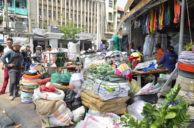 Tiểu thương chợ Dân Sinh đồng loạt trả lại vỉa hè - 8
Cổng chính của chợ Dân Sinh là điểm nóng lấn chiếm vỉa hè hàng chục năm nay