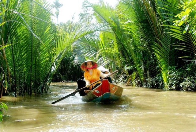 Ngây ngất với những trải nghiệm chỉ có ở miền Tây - 1 Ngồi thuyền và len lỏi qua các con lạch, nhánh sông sẽ cho bạn cái nhìn chân thực về đời sống dân miền Tây.