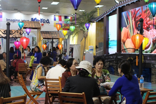 Người Hà Nội thích thú trải nghiệm không gian văn hóa các nước tại VITM 2017 - 6 Gian hàng của công ty du lịch lấy bối cảnh của phố cổ Hội An với đèn lồng, các bức tường rêu phong và mái ngói cổ kính cũng là một hình thức quảng cáo du lịch khá mới lạ.