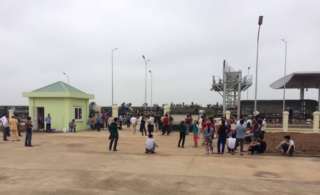 Dân dàn hàng trên đường phản đối trạm thu phí BOT - 1
Người dân huyện Tam Nông kéo nhau lên trạm thu phí phản đối sáng 13/3