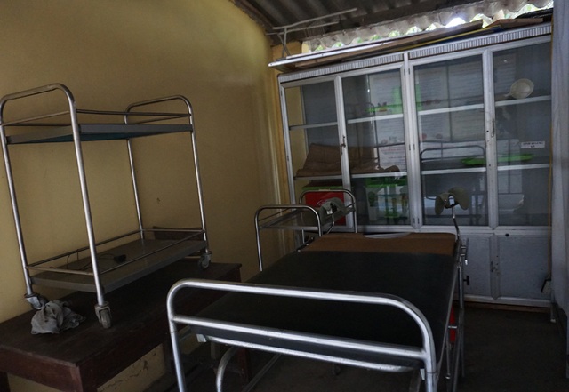“Méo mặt” vì trót phá trạm y tế do tin nhà tài trợ - 4 Phòng hộ sinh là một phần nhà để xe, không đủ điều kiện đảm bảo nếu thực hiện công việc đỡ đẻ tại đây.