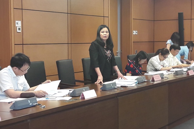 Bác sĩ bây giờ có thể thản nhiên báo tin bệnh nhân bị ung thư? - 1 Đại biểu Trần Thị Dung phát biểu tại phiên thảo luận tổ chiều 25/5.