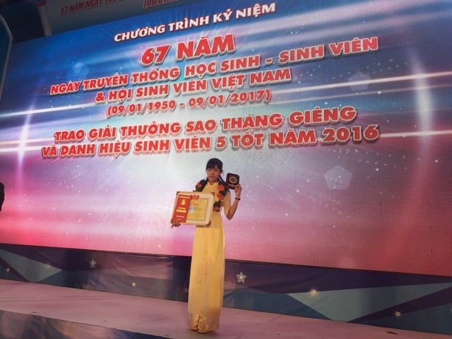 Quảng Ngãi: Nghị lực của "Sao tháng Giêng" mồ côi - 1
Trần Thị Ngọc Thanh nhận giải thưởng Sao tháng Giêng dành cho sinh viên 5 tốt vào tháng 1 vừa qua.