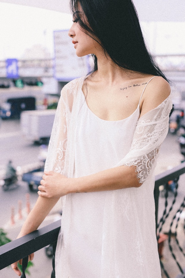 Hình xăm trên cánh tay và ngực của Hoa hậu Trần Thị Quỳnh.