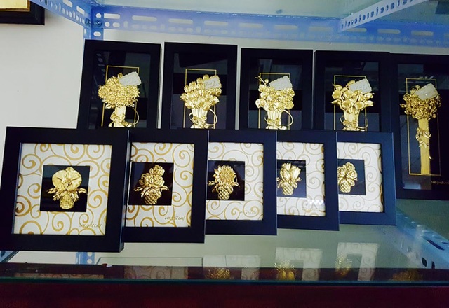 Quà tặng 8/3: Đại gia Hà Thành chi hàng trăm triệu mua tranh mạ vàng tặng chị em - 2 Những bức tranh mạ vàng được làm tỉ mỉ cũng là món quà xa xỉ được nhiều người ưa chuộng.