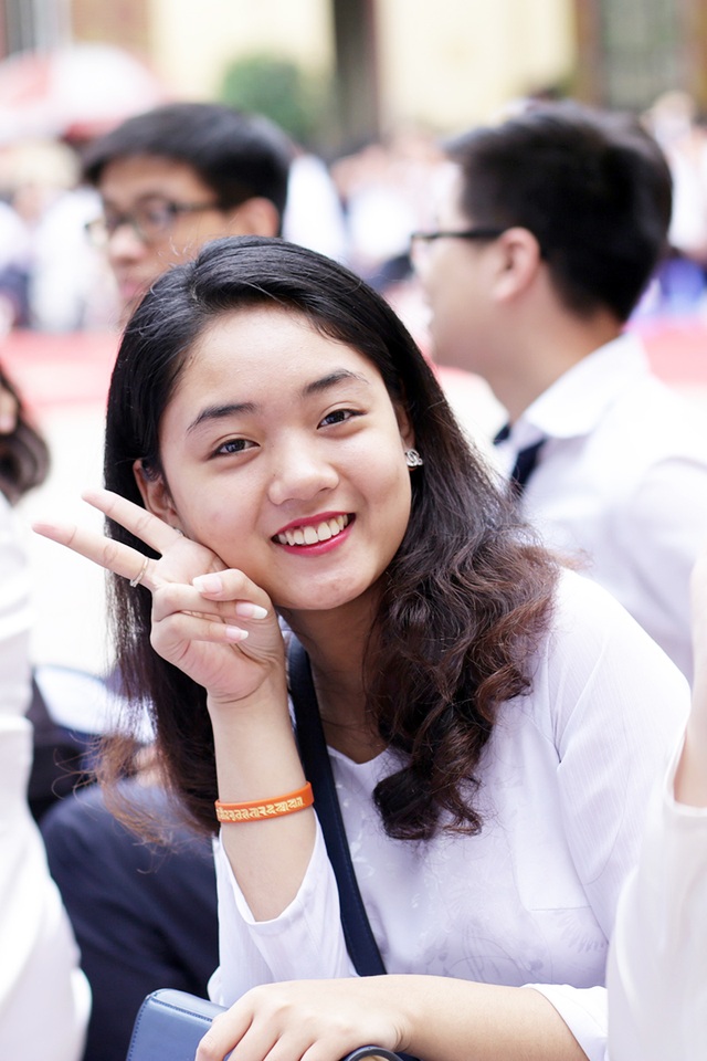 Nữ sinh Hà Nội xinh đẹp trong ngày bế giảng - 9
Trường THPT Trần Phú – Hoàn Kiếm vốn được biết đến với nhiều nữ sinh xinh đẹp, học giỏi
