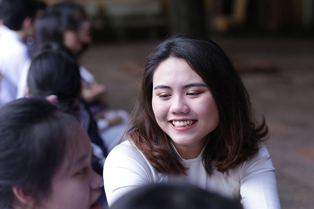 Nữ sinh Hà Nội xinh đẹp trong ngày bế giảng - 10
Không cần trang điểm cầu kì, chỉ với tà áo dài, mái tóc buông ngang vai, các cô gái trường Trần Phú đã đủ khiến người đối diện xao xuyến