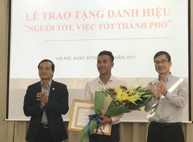 TP Hà Nội khen thưởng nam sinh chạy xe ôm trả lại 320 triệu đồng khách quên - 1 Ông Phùng Minh Sơn - Phó Giám đốc Sở Nội vụ kiêm Trưởng Ban thi đua khen thưởng TP Hà Nội trao bằng khen cho em Vũ Huy Cảng (ảnh: Đ.Tuệ)