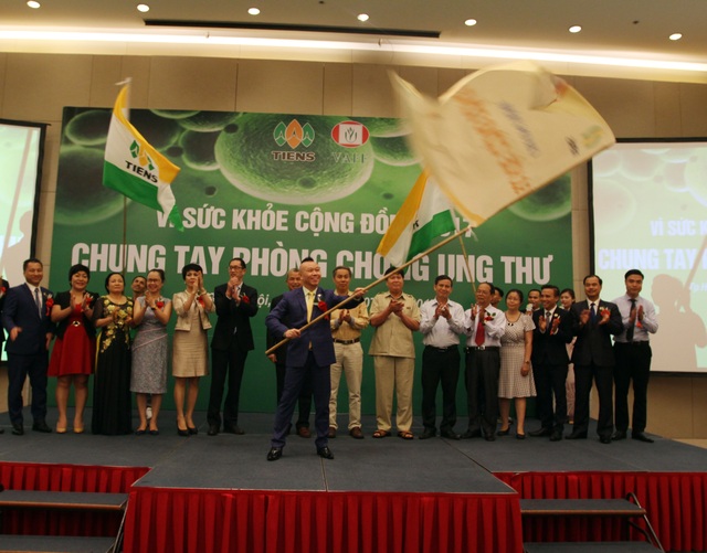 Ung thư: 40% là do ăn uống - 2
Ông Hồ Quế Quân- TGĐ Công ty TNHH Thiên Sư Việt Nam nhận cờ và sẽ tiếp tục hành trình Vì sức khỏe cộng đồng.