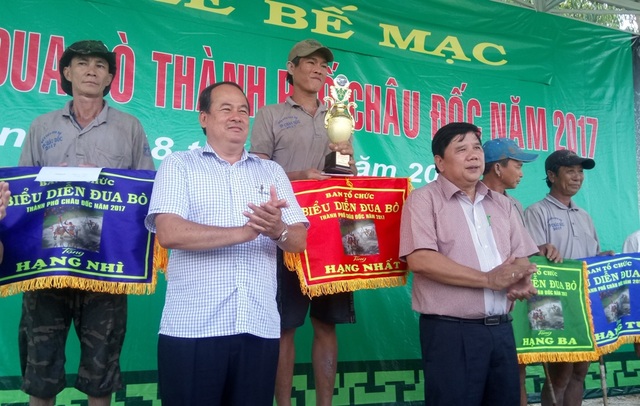 24 đôi bò tranh trài quyết liệt, một nài bò bị giẫm lên người phải đi cấp cứu - 15 BTC trao giải cho các đôi bò xuất sắc; giải nhất 10 triệu đồng, giải nhì 7 triệu đồng và giải 3 5 triệu đồng