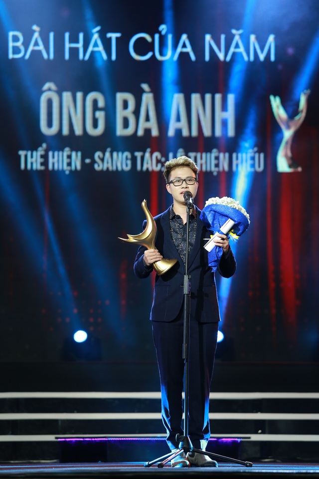Noo Phước Thịnh vượt mặt nhiều ca sĩ, giành giải ca sĩ của năm - 7 Cầm cúp Cống Hiến trên tay nhưng Lê Thiện Hiếu chia sẻ anh rất run, không thể ngờ mình có thể được xướng tên trong giải thưởng này. Bất ngờ hơn, anh chàng còn gửi lời cảm ơn “bồ cũ đã giúp mình có cảm hứng sáng tác nên ca khúc nhiều ý nghĩa này.