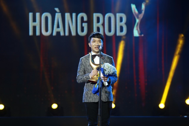 Noo Phước Thịnh vượt mặt nhiều ca sĩ, giành giải ca sĩ của năm - 8 Nhạc sĩ Nguyễn Hải Phong công bố các đề cử Nghệ sĩ mới của năm gồm các đề cử: Erik; Lê Thiện Hiếu; Trương Thảo Nhi; Hoàng Rob; Soobin Hoàng Sơn. Và giải thưởng Nghệ sĩ mới của năm thuộc về Hoàng Rob. Anh nhận giải từ tay nhạc sĩ Nguyễn Hải Phong. Hoàng Rob trong giây phút xúc động đã gửi lời cảm ơn tới nhiều nghệ sĩ, ca sĩ, khán giả…