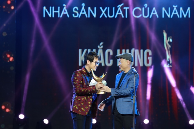 Noo Phước Thịnh vượt mặt nhiều ca sĩ, giành giải ca sĩ của năm - 4 Với hàng loạt ca khúc hit trong khoảng thời gian qua, nhà sản xuất Khắc Hưng đã giành chiến thắng thuyết phục. Anh chia sẻ, mình rất hạnh phúc khi cầm chiếc cúp danh giá này.