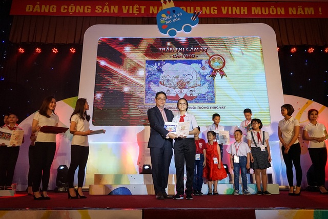 9 bức tranh xuất sắc của học sinh tham dự cuộc thi quốc tế tại Nhật Bản - 1
Ban tổ chức trao giải nhất cho học sinh