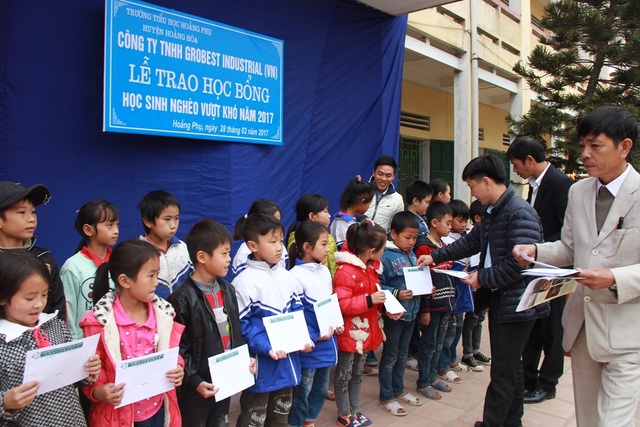 150 suất học bổng Grobest Việt Nam đến với học sinh nghèo vượt khó Thanh Hóa - 3 Đại diện Cty TNHH Grobest cùng lãnh đạo nhà trường trao học bổng đến học sinh nghèo vượt khó