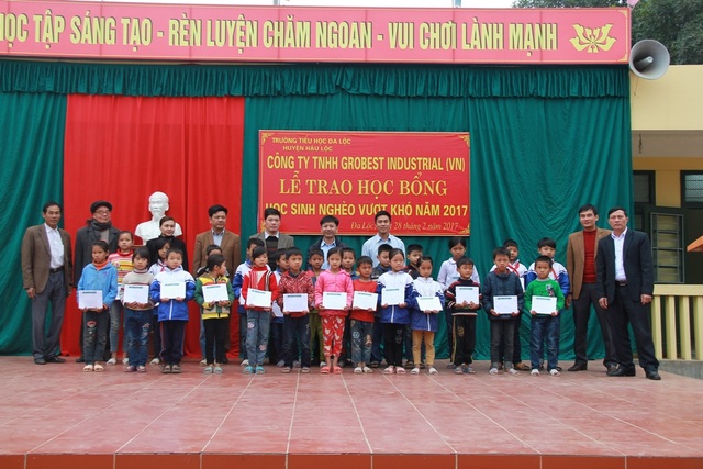 150 suất học bổng Grobest Việt Nam đến với học sinh nghèo vượt khó Thanh Hóa - 5 Học sinh và nhà trường phấn khởi nhận quà của Cty Grobest và báo Dân trí