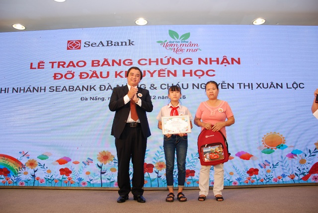 Cùng SeABank bay cao những ước mơ tri thức - 1
Đại diện SeABank trao học bổng Ươm mầm ước mơ cho học sinh nghèo hiếu học tại Đà Nẵng