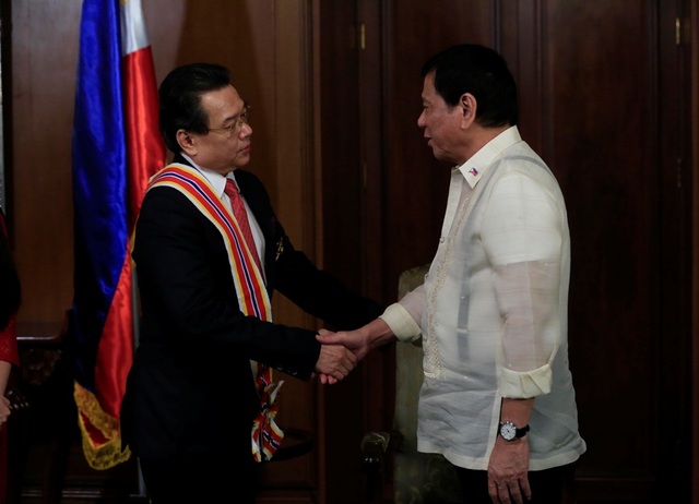 Tổng thống Philippines trao huân chương cao quý cho Đại sứ Việt Nam - 1
Tổng thống Philippines Rodrigo Duterte trao Huân chương Sikatuna hạng Vàng (Ảnh: Đại sứ quán Việt Nam tại Philippines)