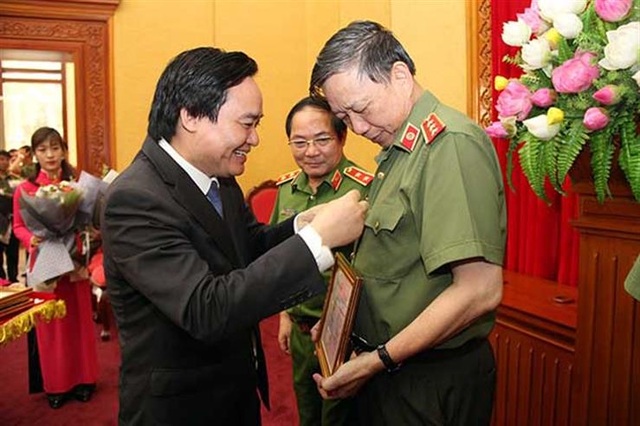 Sớm thành lập Trường Đại học Ngoại ngữ Công an nhân dân - 2
Bộ trưởng Phùng Xuân Nhạ trao Kỷ niệm chương “Vì sự nghiệp giáo dục”cho Bộ trưởng Bộ Công an Tô Lâm