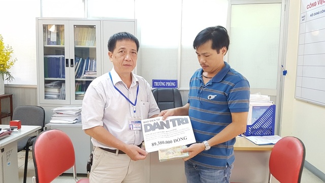 Trao hơn 89 triệu đến gia đình chàng trai không có cha mẹ vừa qua đời vì viêm não - 1 Anh Châu Phước Thuyền, chú ruột em Dũng nhận quà nhân ái báo Dân trí